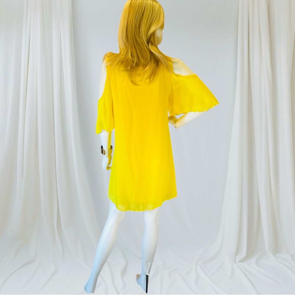 Point Ruffled Cold Shoulder Midi Dress - Picture 5 of 10